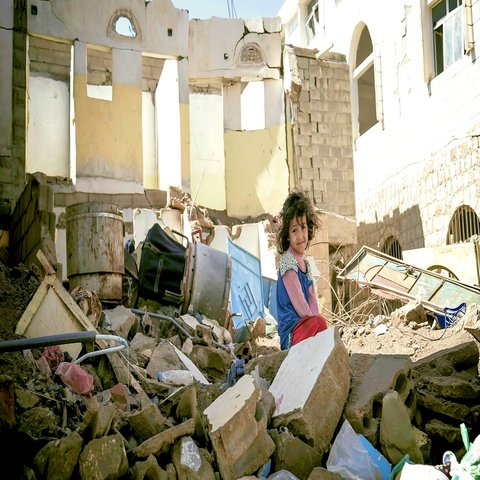 Mädchen vor Trümmern im Jemen