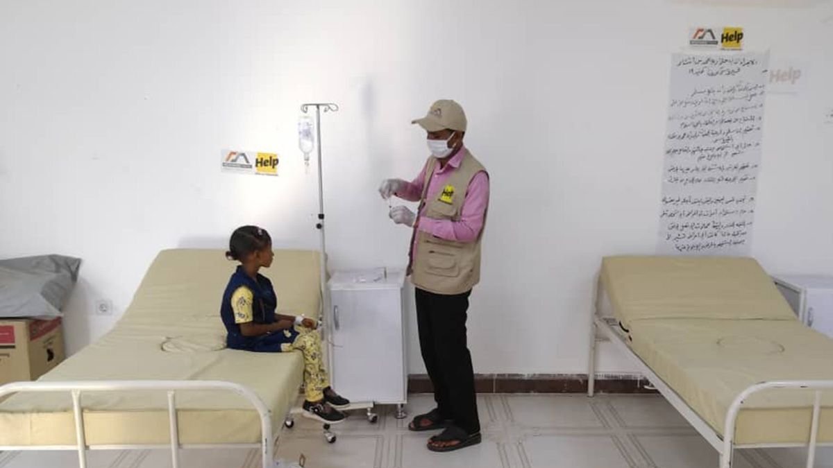 Help-Mitarbeiter mit Kind in Behandlungszentrum gegen Cholera