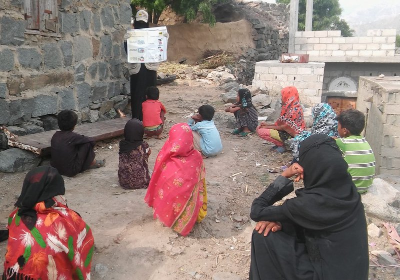 Eine Help-Mitarbeiterin im Jemen klärt über Krankheiten auf